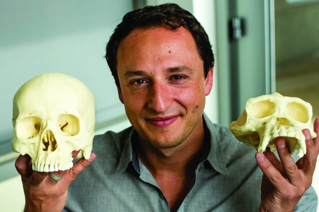 O ano letivo do Programa de Pós-Graduação Stricto Sensu em Biociências e Biotecnologia do Instituto Carlos Chagas teve início no dia 24 de março com a aula inaugural “Recriando o cérebro humano em laboratório”, ministrada por. Alysson Muotri. O convidado foi apresentado pela pesquisadora do ICC, Fabiola Holetz, coordenadora do Programa de Iniciação Científica do ICC. “O  Dr. Alysson é fascinado pelo cérebro social - uma característica que distingue os humanos das outras espécies - , buscando entender por que o cérebro humano é tão único.